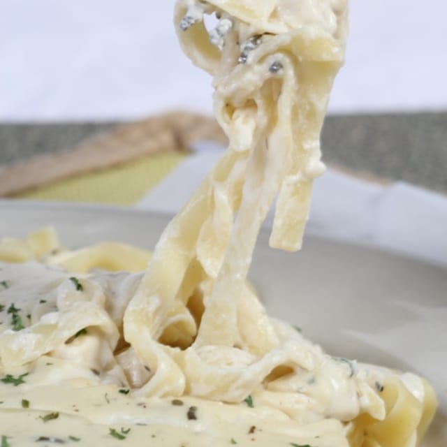 Fettuccine Alfredo (1/2 Gallon).