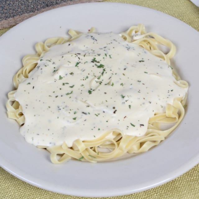Fettuccine Alfredo (Family Feast).